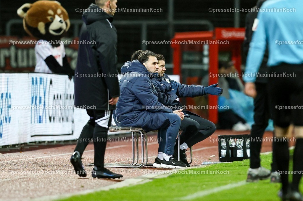 xKWIx13022601044 | 13.02.2026, xKWIx, Fußball, Regionalliga West, SC Fortuna Köln - FC Gütersloh, Südstadion: Julian Hesse (Trainer FC Gütersloh) und seine Trainerbank sind ratlos Photo: xKamilxWilkowskixPressefotoKochx