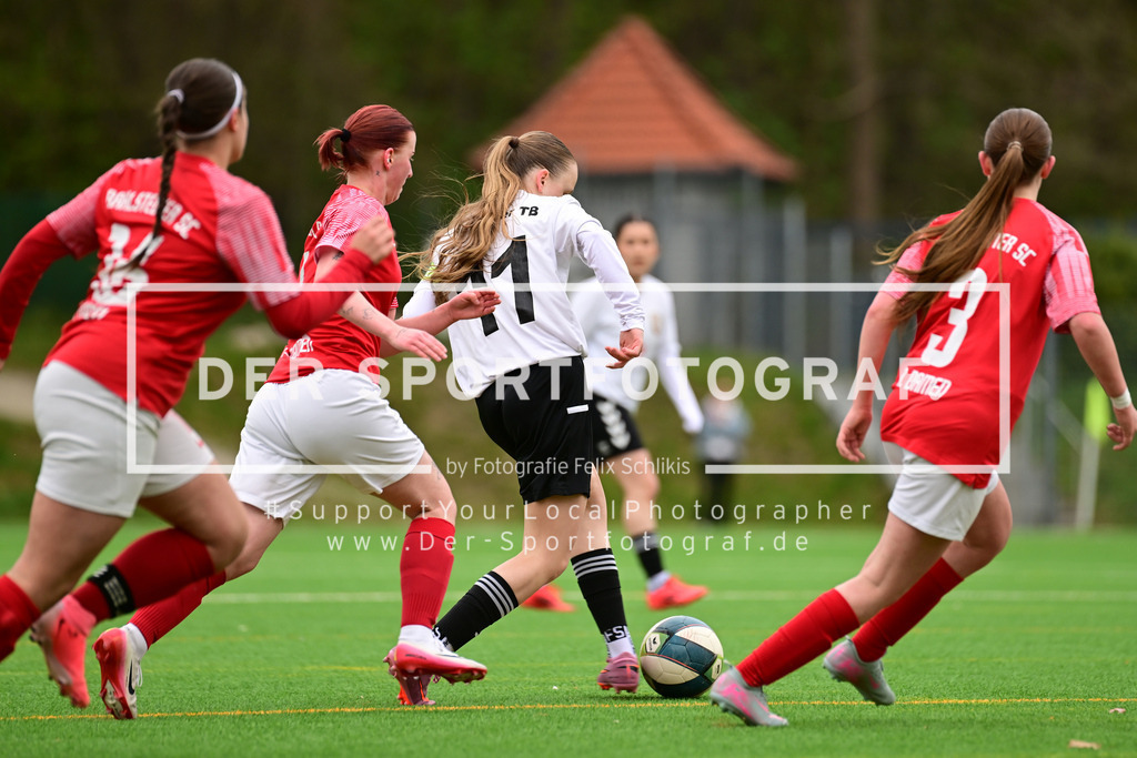 Fußball I Frauen I Saison 2025-2026 I Bezirksliga I 21. Spieltag I Harburger TB - Rahlstedter SC I 164781 | Der Sportfotograf. - Realisiert mit Pictrs.com