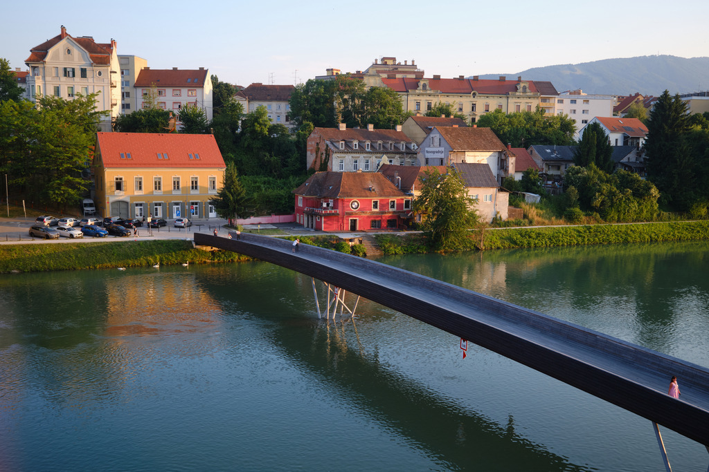 Splavarska Brücke | Maribor, Slowenien - June 21, 2025: Splavarska Brücke über die Drau; entworfen von Burgos &amp; Garrido. - Realisiert mit Pictrs.com