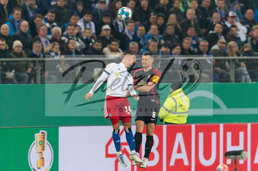 HSVSCF20220419_379 | Fussball, Herren: Ludovit Reis (Hamburger SV) und Maximilian Eggestein (SC Freiburg) im Zweikampf beim DFB-Pokal-Halbfinalspiel zwischen Hamburger SV und SC Freiburg im Volksparkstadion am 19.04.2022 in Hamburg, Deutschland.DFB / DFL REGULATIONS PROHIBIT ANY USE OF PHOTOGRAPHS AS IMAGE SEQUENCES AND/OR QUASI-VIDEO. - Realisiert mit Pictrs.com