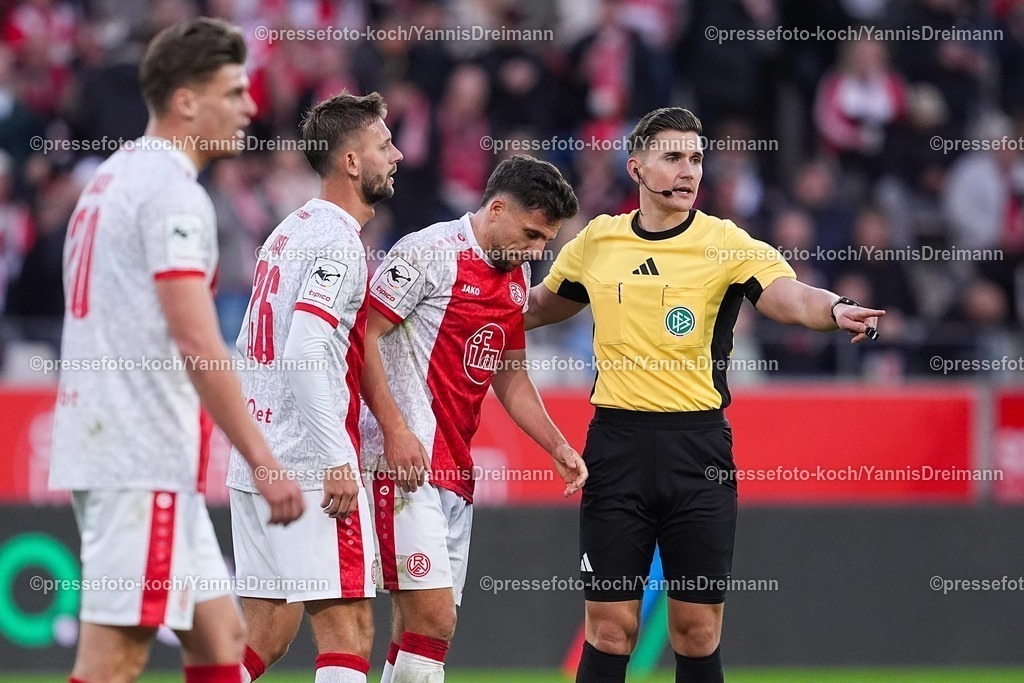 xYDRx18102501217 | 18.10.2025, xydrx, Fußball, 3.Liga, Rot-Weiss Essen - FC Viktoria Köln, Saison 2025 2026, Stadion an der Hafenstraße:  Torben Muesel (Rot-Weiss Essen #26) Ahmet Arslan (Rot-Weiss Essen #6) Felix Prigan (Schiedsrichter)  DFB regulations prohibit any use of photographs as image sequences and or quasi-video.