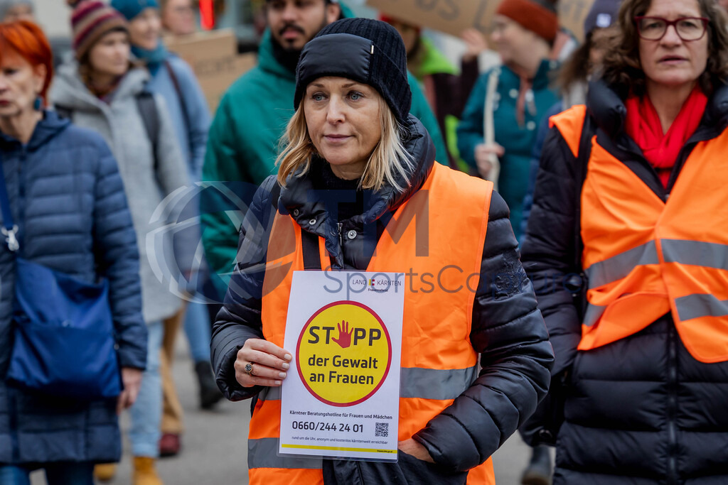 R06_2402 | 29.NOV.24-Protestmarsch gegen Gewalt-Copyright: Katholische Kirche Kärnten/Denk Dich Neu/Trainproduction/Matthias Trinkl