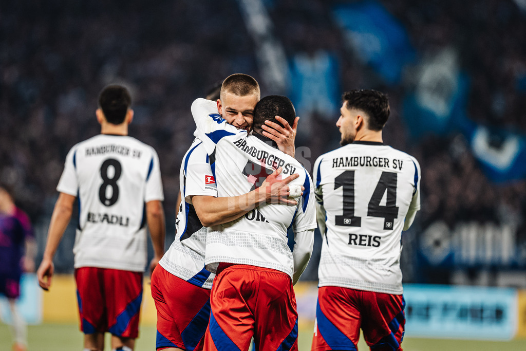 Fußball | Männer | Saison 2024/2025 | 2. Fußball-Bundesliga | 25. Spieltag | Hamburger SV vs. Fortuna Düsseldorf | 08.03.2025 | Torschütze Miro Muheim (#28, HSV) links wird von Jean-Luc Dompe (#7, HSV) umarmt Jubel