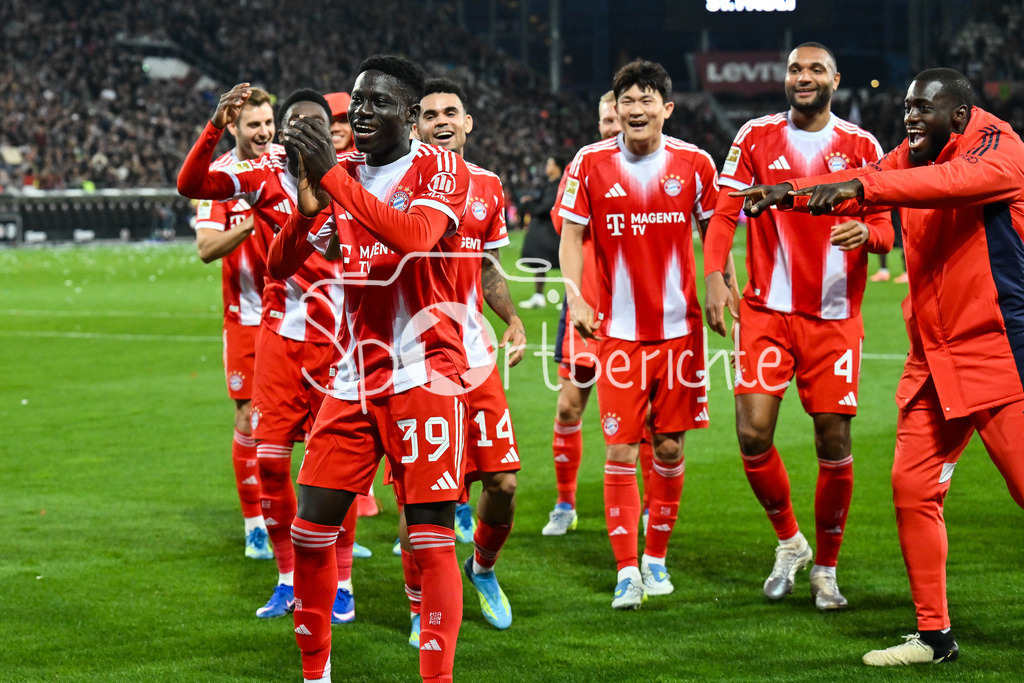 FC St. Pauli - FC Bayern München | ST. PAULI, DEUTSCHLAND - 11. APRIL: die Spieler der Bayern feiern zusammen mit Fans den Auswärssieg in Hamburg nach dem Bundesligamatch zwischen dem FC St. Pauli und dem FC Bayern München am 29. Spieltag im Millerntor Stadion / DFL REGULATIONS PROHIBIT ANY USE OF PHOTOGRAPHS AS IMAGE SEQUENCES AND/OR QUASI-VIDEO / Bara NDIAYE (FC Bayer Munich 39)