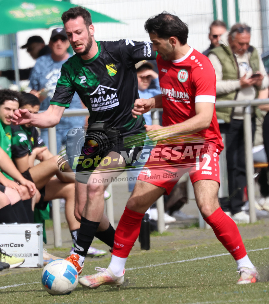 Bünder SV - SC Enger | Auf dem Bild zu sehen: rot Bünder SV: Batuhan Kaymak ; schwarz SC Enger: Sebastian Schnittger Bünder SV, SC Enger, Saison 25/26, Kreisliga A, Bünde, Deutschland - Realisiert mit Pictrs.com