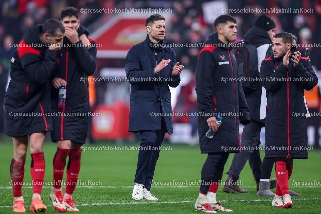 DFB05022502363 | 05.02.2025, Fußball, DFB-Pokal Viertelfinale, Bayer 04 Leverkusen - 1.FC Köln, BayArena, Saison 2024 2025: Abschlussjubel nach dem 3:2 Sieg. Die Mannschaft feiert den Erfolg und den Einzug ins Halbfinale. Cheftrainer Xabi Alonso (Bayer 04 Leverkusen Trainer)DFB regulations prohibit any use of photographs as image sequences and or quasi-video.