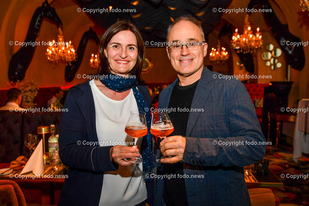 Stadtliebe Linz_ Weinverkostung mit Chateau D Esclans_ 03.05.2023-4 | 03.05.2023, Linz, AUT, Stadtliebe, Weinverkostung mit Chateau D ́Esclans, im Bild Maria Sauer (Geschaeftsfuehrein Krebshilfe OOe) und Edi Altendorfer (Stadtliebe)
