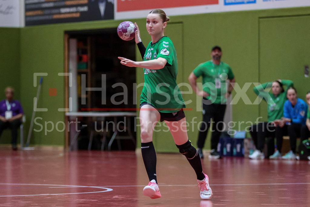 Handball, 2. Bundesliga Frauen, SV Werder Bremen - HC Rödertal | Luise Albert (SV Werder Bremen, 66) Freisteller am Ball, Einzelfoto, Spielszene, Aktion, Action
