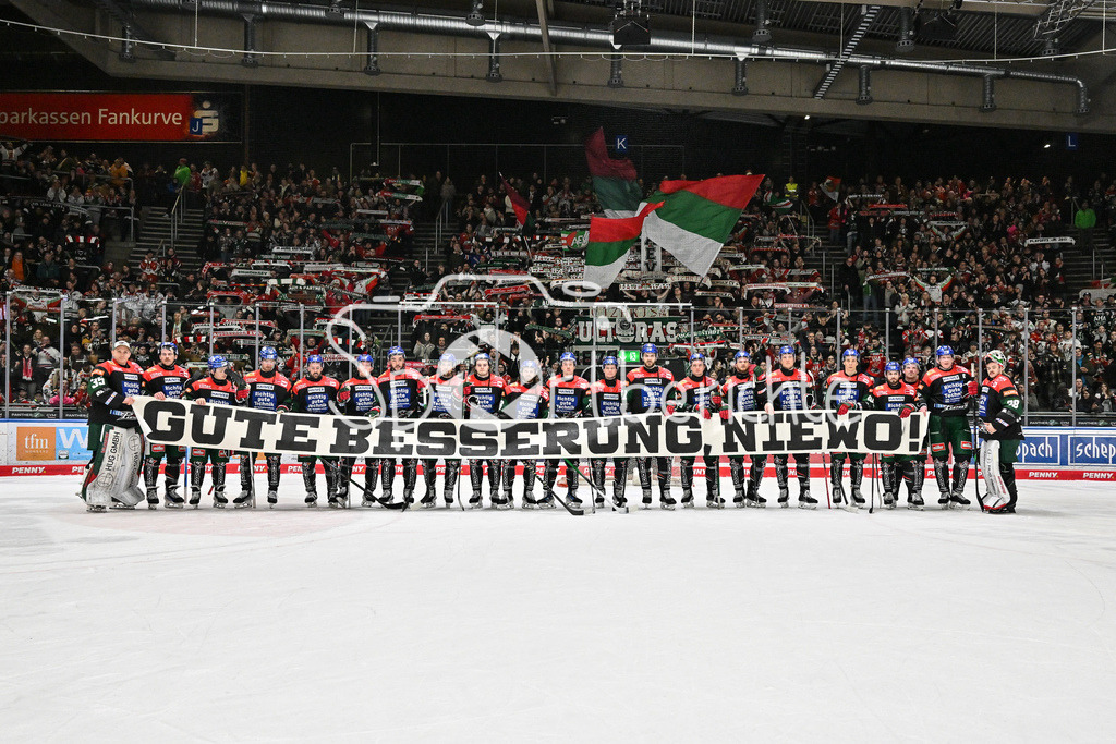 Augsburger Panther - Adler Mannheim | Ein Spruchband fuer den schwer verletzten Marco NIEWOLLIK (Augsburger Panther #28) / Ultras / Gute Besserung / DEL: Augsburger Panther - Adler Mannheim, Curt Frenzel Stadion am 16.02.2025