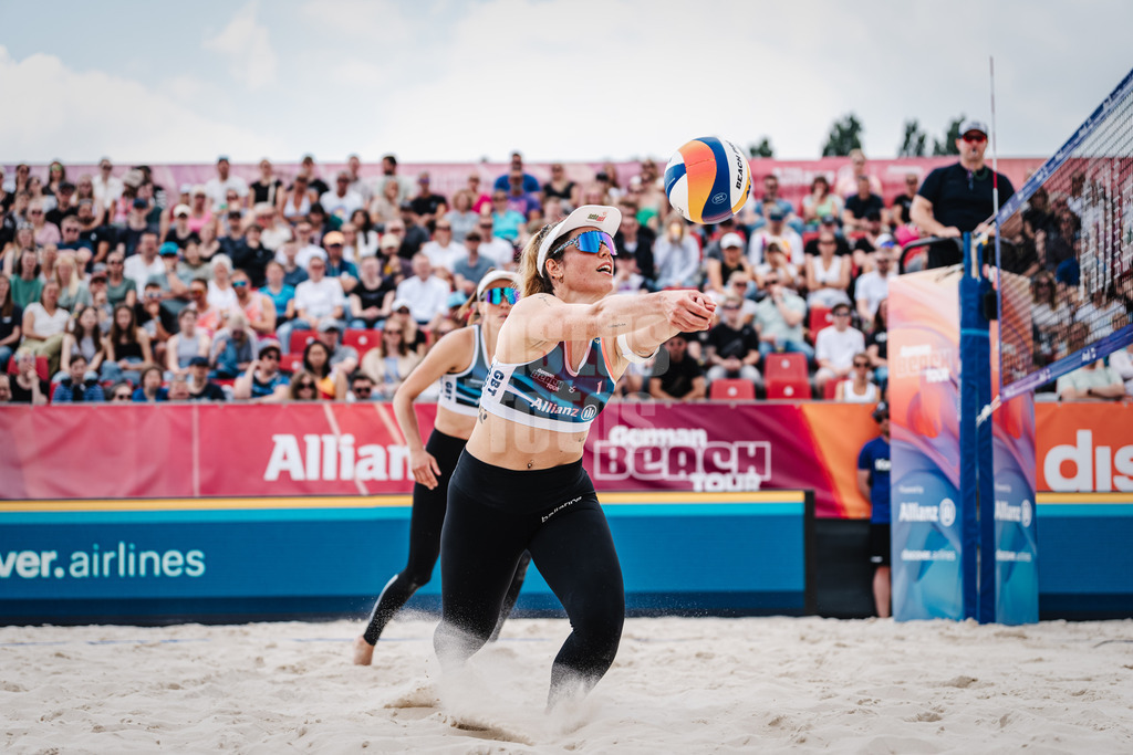 Beachvolleyball | Frauen | German Beach Tour 2024 | Tourstop Bremen | 08.06.2024 | Sandra Ferger spielt den Ball