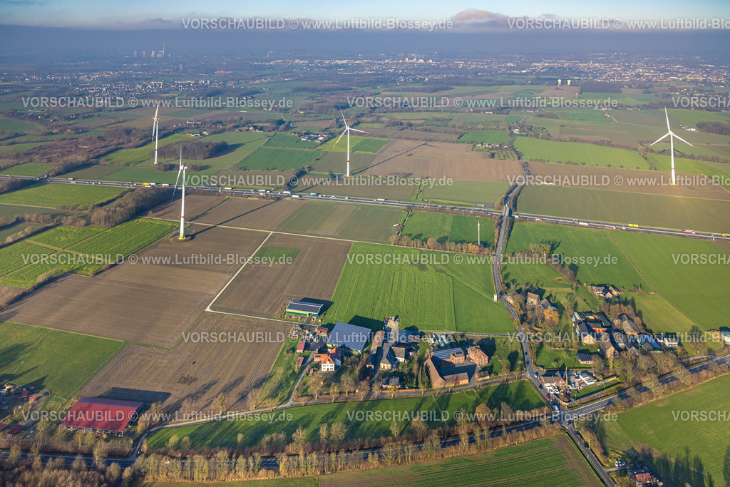 Hamm241200051 | Luftbild, Wohnsiedlung Ortsteil Freiske und Windräder Windenergieanlagen an der Autobahn A2 mit LKW Verkehr, Blick nach Hamm, Stadtbezirk Rhynern, Hamm, Ruhrgebiet, Nordrhein-Westfalen, Deutschland