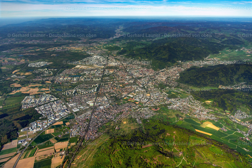 4023862 | FREIBURG IM BREISGAU 15.04.2020 Stadtgebiet mit Außenbezirken und Innenstadtbereich in Freiburg im Breisgau im Bundesland Baden-Württemberg, Deutschland. // City area with outside districts and inner city area in Freiburg im Breisgau in the state Baden-Wuerttemberg, Germany. Foto: Gerhard Launer