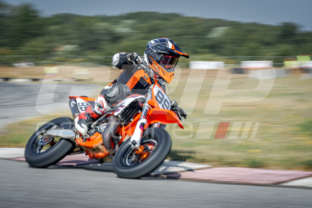 SuperMoto_Staatsmeisterschaft_Fuglau-482 | GRIPcapture steht für authentische Sportfotografie in Österreich – für Momente, die mehr sind als Geschwindigkeit oder Ergebnis. Es geht um Emotion, Spannung, Fokus und den Augenblick, der oft nur einen Wimpernschlag dauert.Ob Motorsport, Teamsport oder 