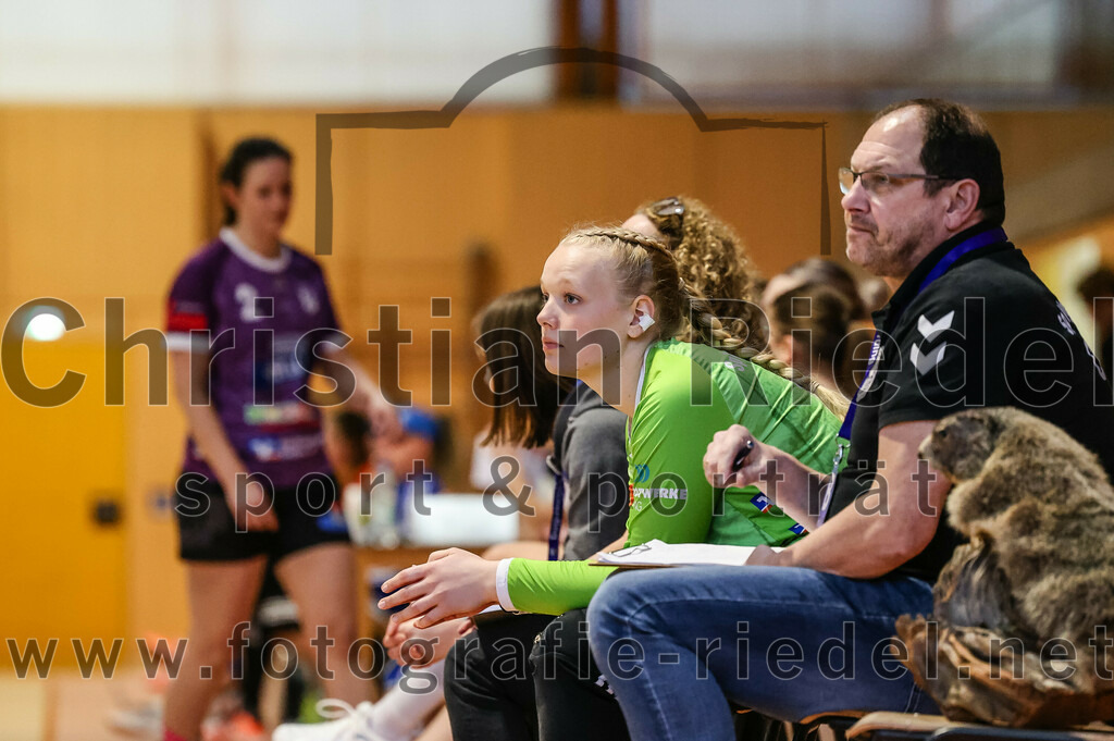 2024-02-24_060_SpVgg_Altenerding_gegen_SSG_Metten_Frauen | Erding, Deutschland, 24.02.2024:
Handball, Bezirksoberliga Frauen Altbayern 2023 / 2024, 15. Spieltag, SpVgg Altenerding gegen SSG Metten, Endergebnis: 32:28

Torfrau Hanna Obermair (SpVgg Altenerding, #1), Trainer Stefan Bernauer (SpVgg Altenerding)

Foto: Christian Riedel / fotografie-riedel.net