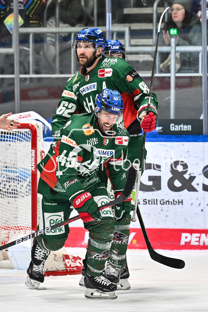 Augsburger Panther - Adler Mannheim | AUGSBURG, GERMANY - 28. DECEMBER: Jubel der Hausherren nach dem Treffer zum 2-2 durch Jason BAST (Augsburger Panther 45) / Tor / Torschuetze / Freude / Happy während dem Match zwischen den Augsburger Panthern und den Adler Mannehim am 33. Spieltag der Penny DEL im Curt Frenzel Stadion