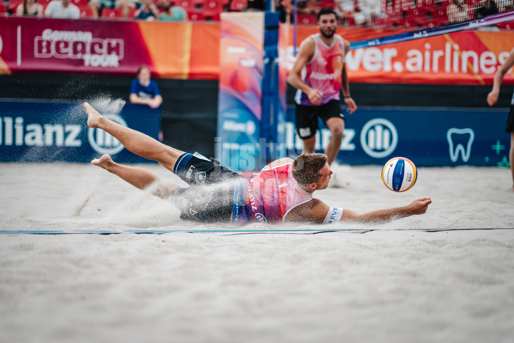 Beachvolleyball | Männer | Allianz German Beach Tour 2024 | Tourstop Kühlungsborn 2 | 15.08.2024 | Luis Kubo springt zum Ball
