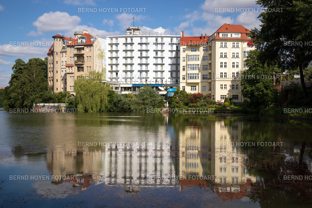 lietzensee reflection | Fotografie am Berliner Lietzensee, Deutschland. Eine Aufnahme vom Hotel Seehof im Lietzenseepark mit einer schönen Spiegelung im See. | Photography at the Lietzensee in Berlin, Germany. A shot of the Hotel Seehof in Lietzenseepark with a beautiful reflection in the lake. - Realisiert mit Pictrs.com