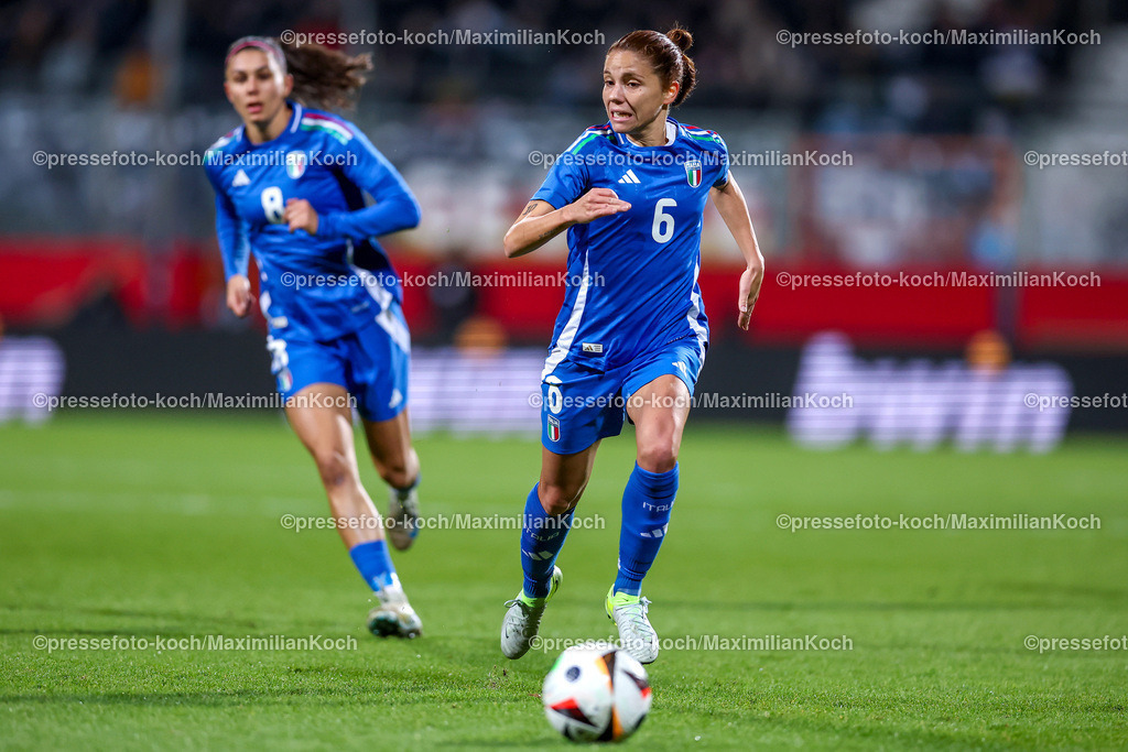 DFB0212240114202170 | 02.12.2024, Fußball Länderspiel Frauen, Deutschland - Italien, Vonovia-Ruhrstadion Bochum, Saison 2024 2025: Manuela Giugliano (ITA #6)DFB regulations prohibit any use of photographs as image sequences and or quasi-video.