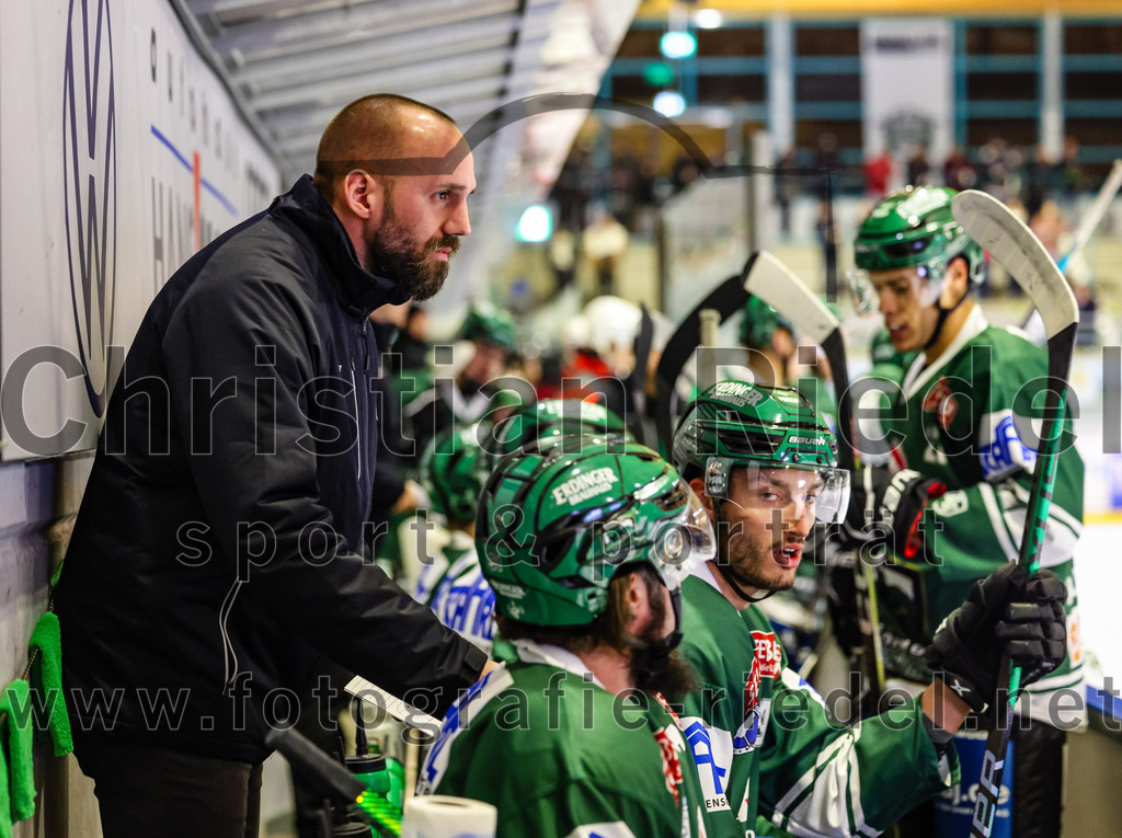 2023-11-12_022_TSV_Erding_gegen_EHC_Koenigsbrunn | Erding, Deutschland, 12.11.2023:
Eishockey, Bayernliga Vorrunde 2023 / 2024, 9. Spieltag, TSV Erding gegen EHC Königsbrunn, Endergebnis: 3:2

Teamchef Felix Schütz (Erding Gladiators)

Foto: Christian Riedel / fotografie-riedel.net
