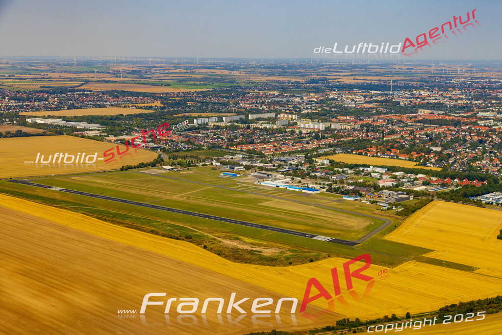 Flugplatz Magdeburg Bild- Das Luftbild wurde 2025 vom UL-Flugzeug heraus erstellt ( keine Drohne bzw. Drohnenaufnahme ) - Hochauflösende Luftaufnahme -Nicht vergleichbar mit Google Maps oder Satelittenbilder- Die Geschenkidee !Mit Lizenz und Bildrechte bestellbar - CC