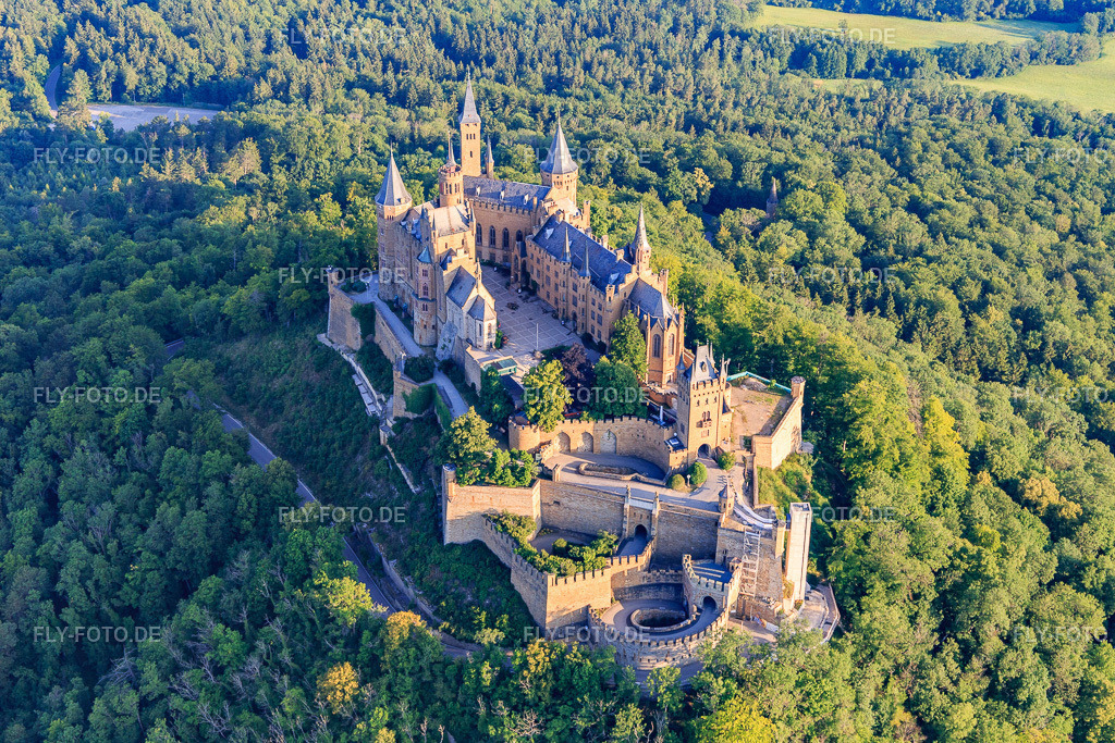 Burg Hohenzollern von Südosten https://burg-hohenzollern.com/de/ | Luftbild: Burg Hohenzollern von Südosten https://burg-hohenzollern.com/de/ im Ortsteil Zimmern in Bisingen im Bundesland Baden-Württemberg in Deutschland. Foto: IMG_148862.jpg vom 28.06.2025 durch ©2025 Werner Riehm fly-foto.de/copyright - Realisiert mit Pictrs.com