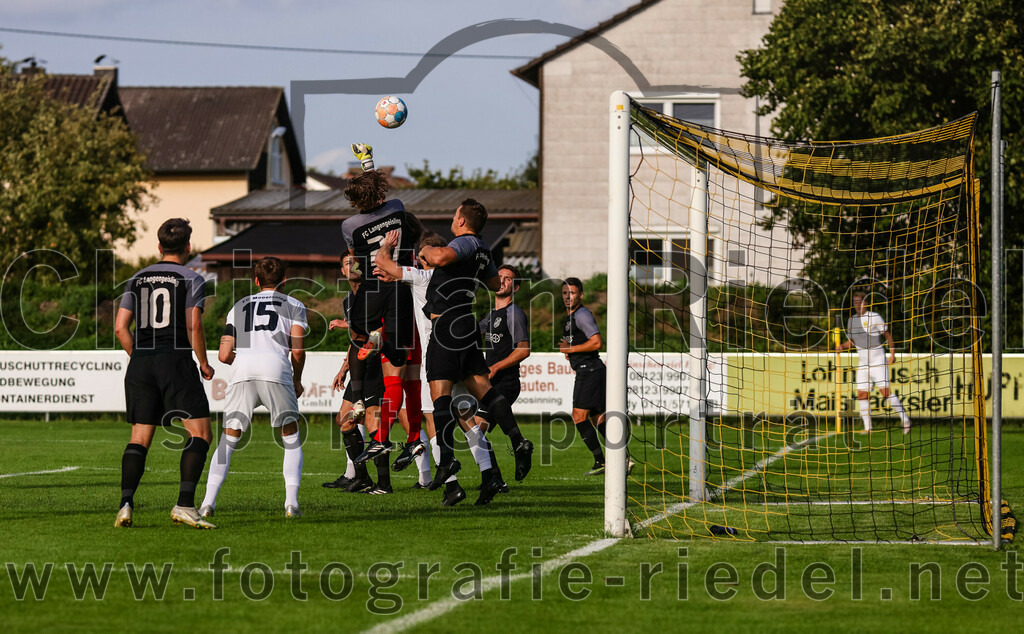 2023-08-08_022_FC_Moosinning_gegen_FC_Langengeisling | Moosinning, Deutschland, 08.08.2023:
Fußball, Bezirksliga Oberbayern Ost 2023 / 2024, 3. Spieltag, FC Moosinning gegen FC Langengeisling, Endergebnis: 0:4

Maximilian Maier (FC Langengeisling, #10), Dennis Stauf (FC Moosinning, #15), Maximilian Birnbeck (FC Langengeisling, #27), Maximilian Lechner (FC Moosinning, #11), Andreas Buchberger (FC Langengeisling, #5)

Foto: Christian Riedel / fotografie-riedel.net