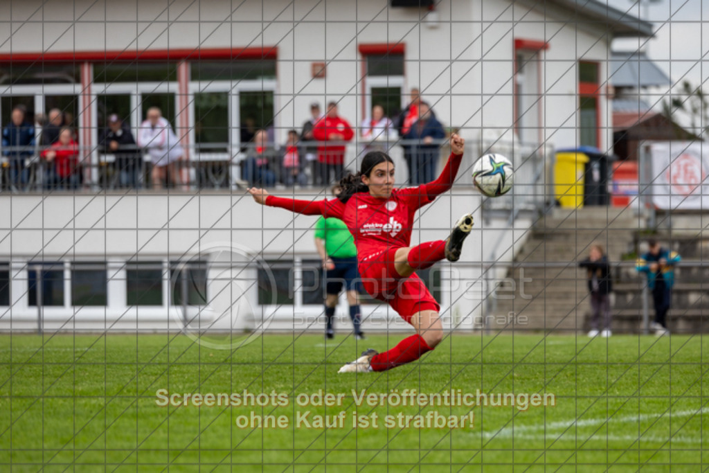 20250426_143318_0348 | Pelin Polat (1.FC Donzdorf #07)1.FC Donzdorf (rot) vs. FC Wittlingen (schwarz), Fussball, EnBW-Oberliga B -Juniorinnen, 20. Spieltag, Saison 2024/2025, Rasenplatz, Lautertal Stadion, Süßener Straße 16, 73072 Donzdorf, 26.04.2025 - 14:00 Uhr,Foto: PhotoPeet-Sportfotografie/Peter Harich