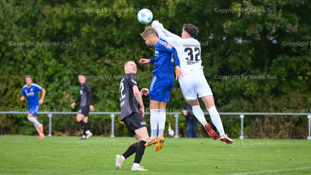 SpVg Eidertal Molfsee vs Eckernförder SV | Lauritz Sievers (ESV #32) klärt vor Louis Schütt (Molfsee #21)  / Fußball-Landesliga Schleswig Männer 2025/2026 / SpVg Eidertal Molfsee vs Eckernförder SV / Platz A / Molfsee / 27.09.25 - Realisiert mit Pictrs.com