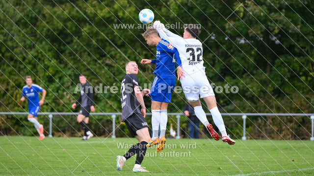 SpVg Eidertal Molfsee vs Eckernförder SV | Lauritz Sievers (ESV #32) klärt vor Louis Schütt (Molfsee #21)  / Fußball-Landesliga Schleswig Männer 2025/2026 / SpVg Eidertal Molfsee vs Eckernförder SV / Platz A / Molfsee / 27.09.25 - Realisiert mit Pictrs.com