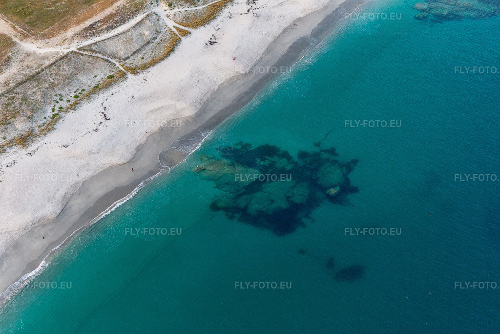 Vue aérienne: Plage de Kersauz à Treffiagat dans le département Finistère, France. Photo: IMG_132675.jpg prise le 17/06/2022 par Werner Riehm/FLY-FOTO.eu – Résolution de l'original: 5472 x 3648 px