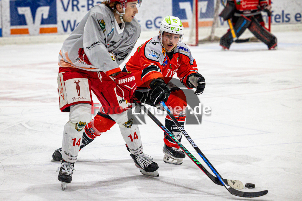 TSV Peißenberg Miners vs TEV Miesbach | Eishockey Bayernliga 2023/2024, TSV Peißenberg Miners vs TEV Miesbach, 20240202,
Kampf um den Puck Manuel SINGER (Miners 71) und Nick ENDRESS (TEV 14),
2024-02-02 in Peißenberg (Eisstadion)
71 Manuel SINGER (Miners 71), 14 Nick ENDRESS (TEV 14)
Copyright: WolfgangxLindner foto-lindner.de