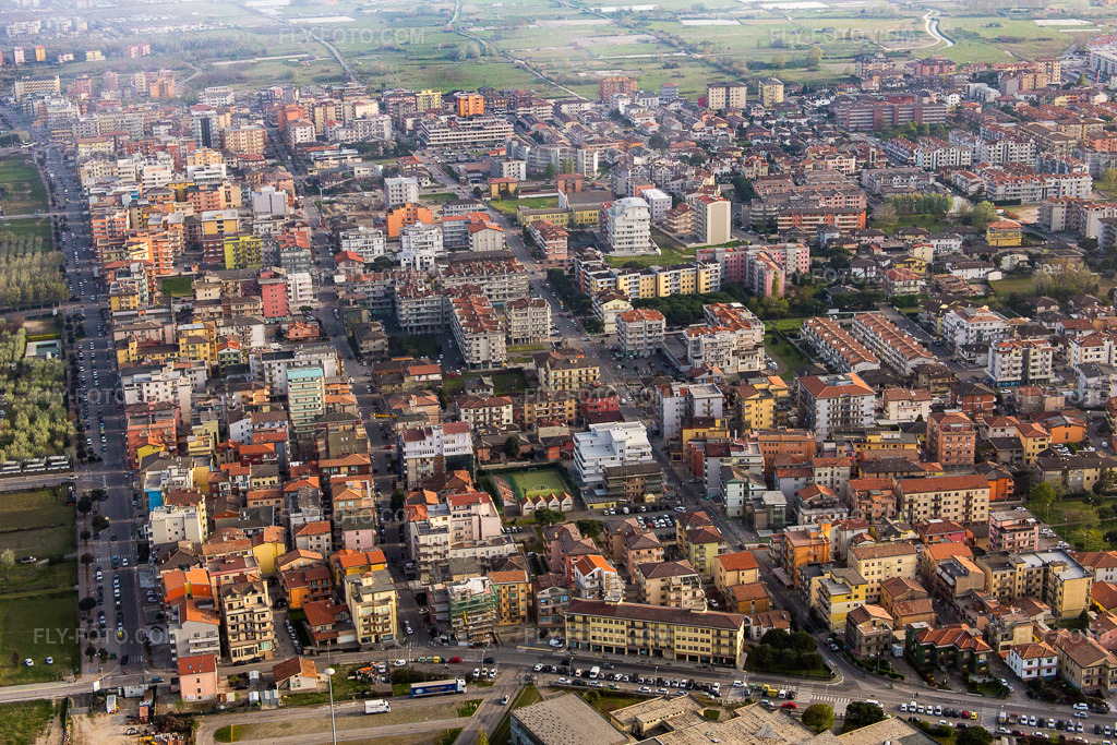 Aerial view: View of the town in Chioggia in the state Veneto, Italy. – Photo: IMG_087589.jpg taken on 04/06/2016 by Werner Riehm/FLY-FOTO.com – Resolution of the original: 5313 x 3542 px