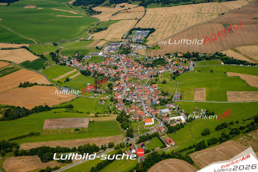 Das Luftbild zeigt : Hellingen Heldburg - Die Luftaufnahme wurde 2024 vom UL-Flugzeug aus erstellt ( keine Drohne ) - Hochauflösende Luftaufnahme - Für grossformatige Ausdrucke geeignet. Die Geschenkidee !Mit Lizenz und Bildrechte bestellbar