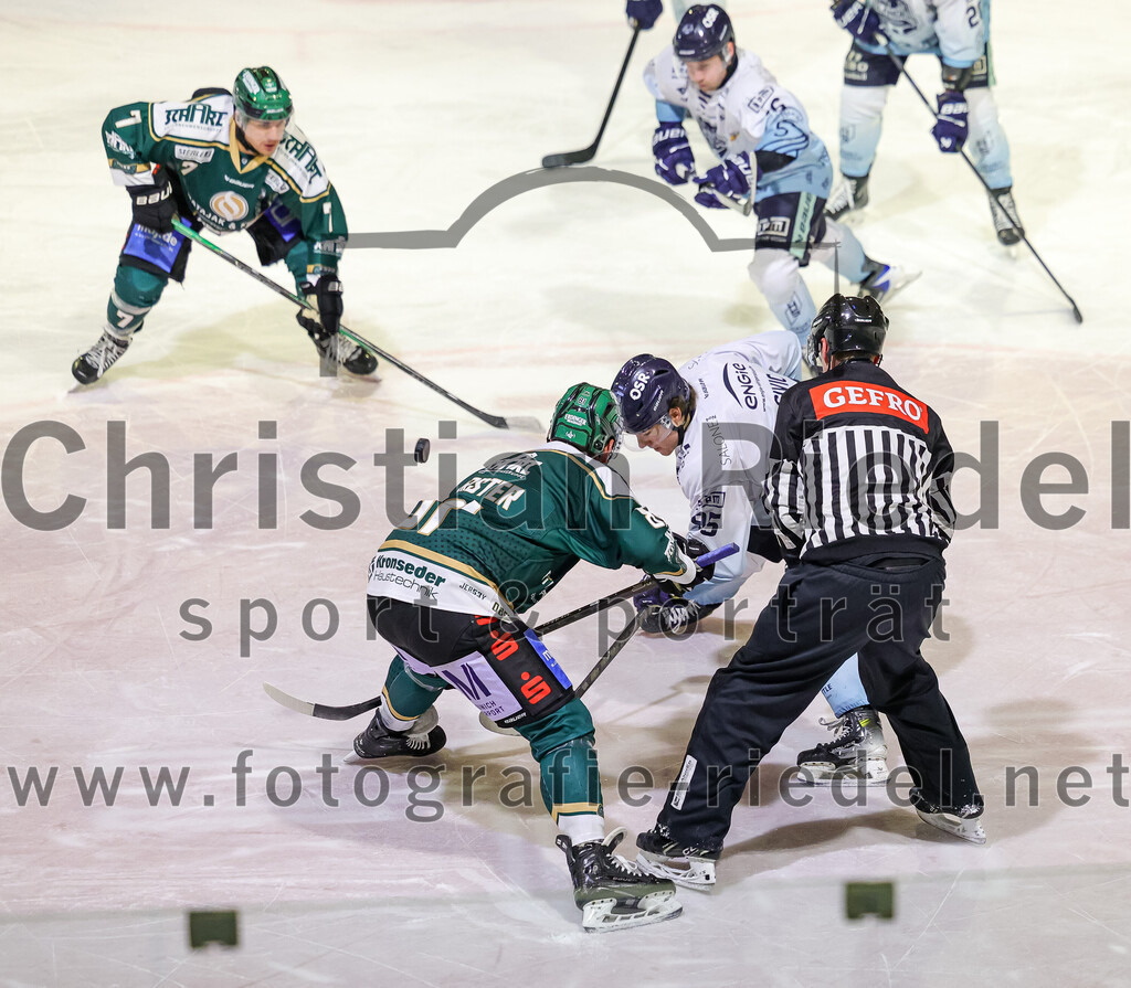 2026-01-06_042_TSV_Erding_gegen_EV_Lindau_Islanders | Erding, Deutschland, 06.01.2026:Eishockey, Oberliga Süd 2025 / 2026, 35. Spieltag, TSV Erding gegen EV Lindau Islanders, Endergebnis: 2:5Louis Trattner (Erding Gladiators, #7), Maximilian Forster (Erding Gladiators, #81), Leon Sivic (EV Lindau Islanders, #95)Foto: Christian Riedel / fotografie-riedel.net