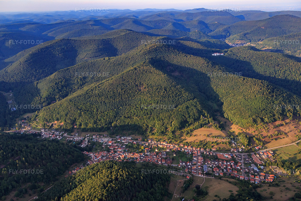 Luftbild: Dorfansicht im Tal des Pfälzerwalds in Eußerthal im Bundesland Rheinland-Pfalz in Deutschland. Foto: IMG_084129.jpg vom 29.08.2015 durch Werner Riehm/FLY-FOTO.de
