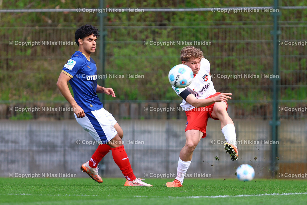 NH_HolsteinKielU19_1FCHeidenheimU19_DFBNachwuchsliga_18042026 | #7 Younes Zöllner (Holstein Kiel U19), #20 Leonard Gjini (1. FC Heidenheim U19)Fußball I Herren I U19 DFB-Nachwuchsliga Hauptrunde Liga A, Gruppe B I Saison 2025-2026 I 9. Spieltag I Holstein Kiel U19 - 1. FC Heidenheim U19 I 18.04..2026 I Citti-Fußball-Park
