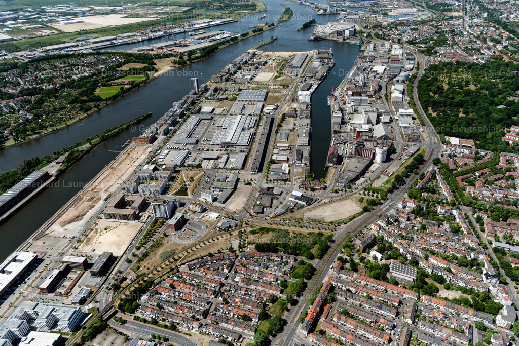 4029438 | BREMEN 01.06.2020 Industrie- und Gewerbegebiet am Hafenbecken der Weser im Ortsteil Überseestadt in Bremen, Deutschland. // Industrial and commercial area on Hafenbecken of Weser in the district Ueberseestadt in Bremen, Germany. Foto: Gerhard Launer