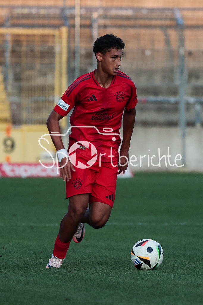 FC Bayern Amateure - SpVgg Ansbach | am BAll Yousef QUSHI (FCB #17) / Einzelfoto / Freisteller
