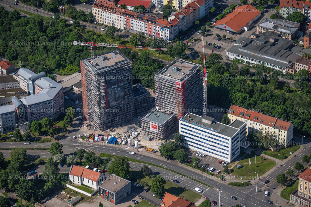 4046066 | ERFURT 14.06.2021 Baustelle zum Neubau des Hochhaus- Gebäudekomplexes " Wir Quartier " mit zwei Wohntürmen und einer Stadtvilla am Juri-Gagarin-Ring im Stadtteil Altstadt in Erfurt im Bundesland Thüringen, Deutschland. Weiterführende Informationen bei: Baugesellschaft an der Wachsenburg mbH,  Canzler GmbH,  ImmVest Wolf GmbH,  Köster GmbH,  Worschech Architekten Planungsgesellschaft mbH. // Construction site for the new high-rise complex "Wir Quartier" with two residential towers and a six-class city villa on Juri-Gagarin-Ring in the Old Town district in Erfurt in the state of Thuringia, Germany. Further information at: Baugesellschaft an der Wachsenburg mbH,  Canzler GmbH,  ImmVest Wolf GmbH,  Koester GmbH,  Worschech Architekten Planungsgesellschaft mbH. Foto: Gerhard Launer