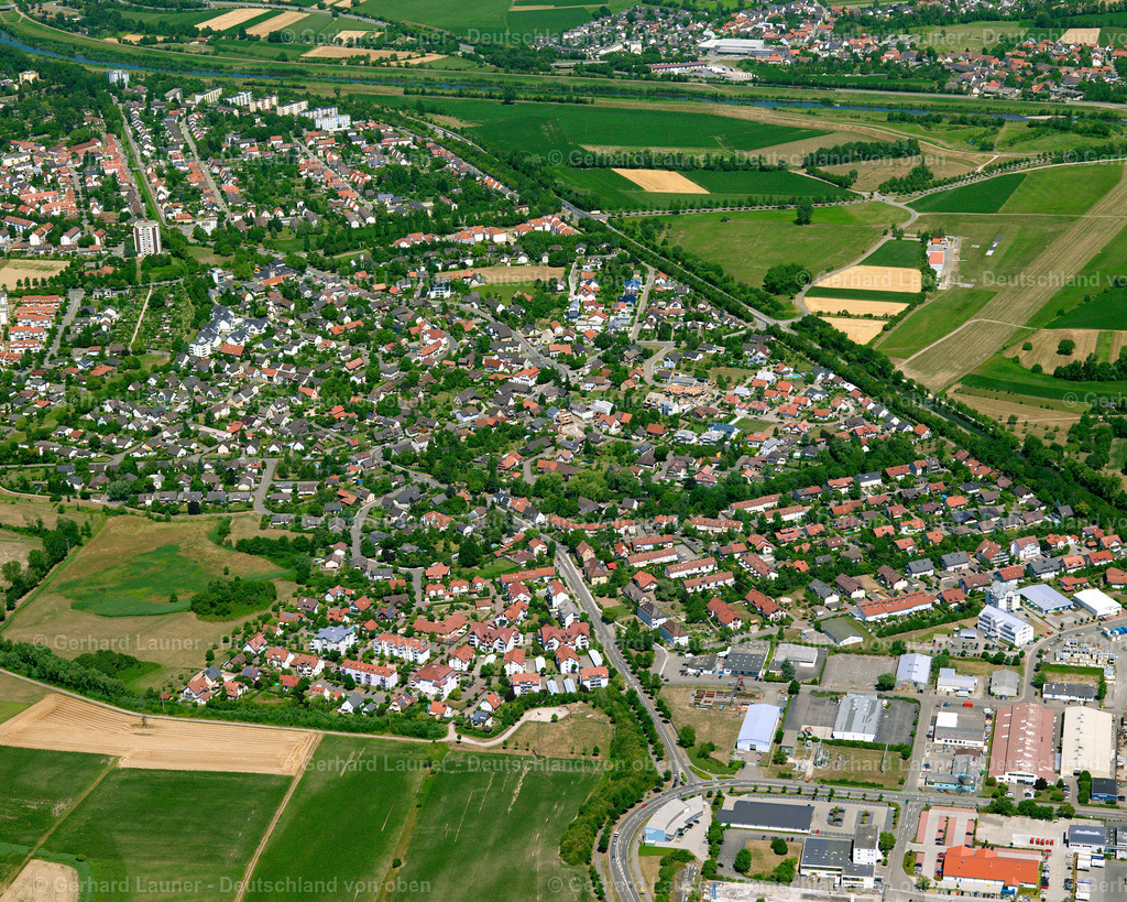 2696162 | SUNDHEIM 18.07.2006 Stadtansicht vom Stadtrand angrenzend an landwirtschaftliche Feldern in Sundheim im Bundesland Baden-Württemberg, Deutschland. // City view from the outskirts with adjacent agricultural fields in Sundheim in the state Baden-Wuerttemberg, Germany. Foto: Gerhard Launer