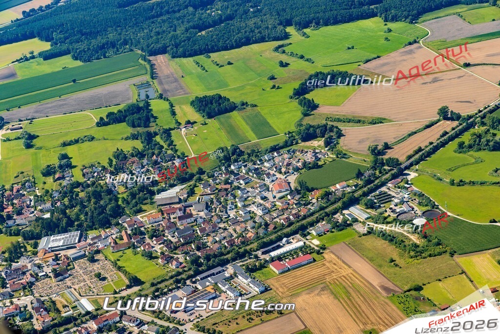 Luftaufnahme der Stadt Abensberg - Die Luftaufnahme wurde 2025 vom UL-Flugzeug heraus erstellt ( keine Drohne ) - Hochauflösende Luftaufnahme - für professionelle Ausdrucke geeignet. Die Geschenkidee !Mit Lizenz und Bildrechte bestellbar