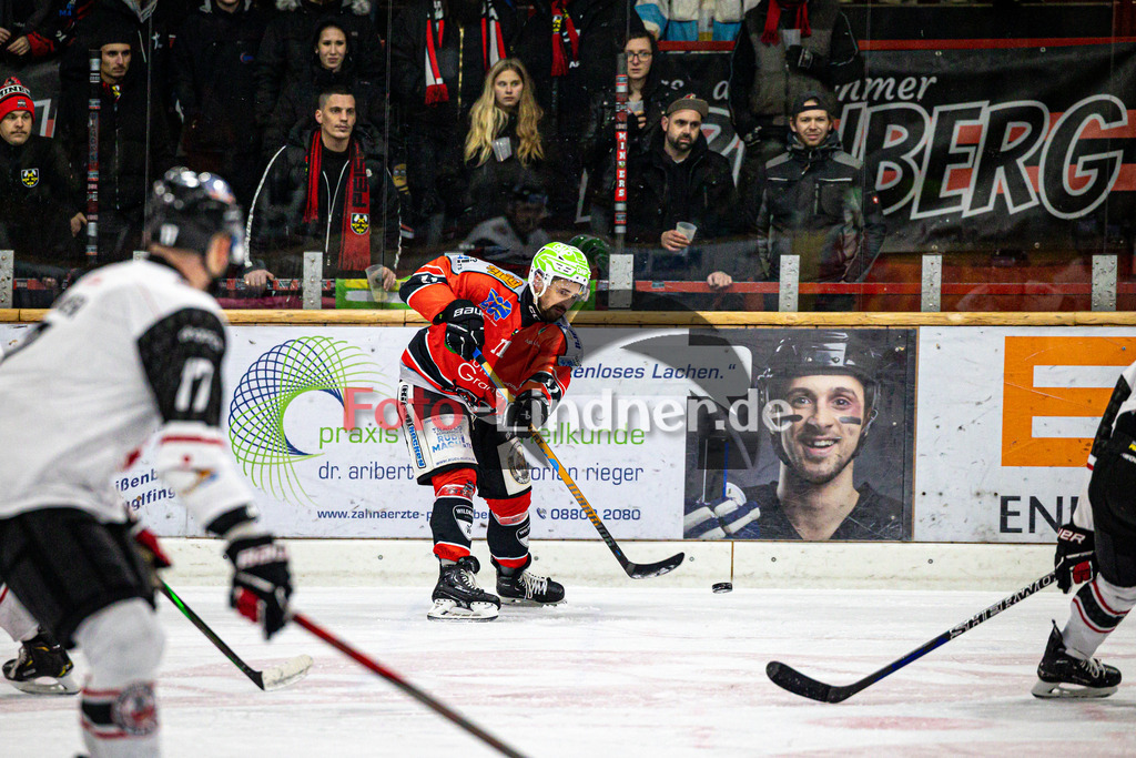 TSV Peißenberg MINERS gegen EV Dingolfing ISAR RATS | Eishockey Bayernliga Herren Vorrunde 2024/25, TSV Peißenberg MINERS gegen EV Dingolfing ISAR RATS, 20241215,Florian SIMON (MINERS 11) in Aktion mit Fans im Hintergrund,2024-12-15 in Peißenberg (Eisstadion Peißenberg)Florian SIMON (MINERS 11)Copyright: WolfgangxLindner foto-lindner.de
