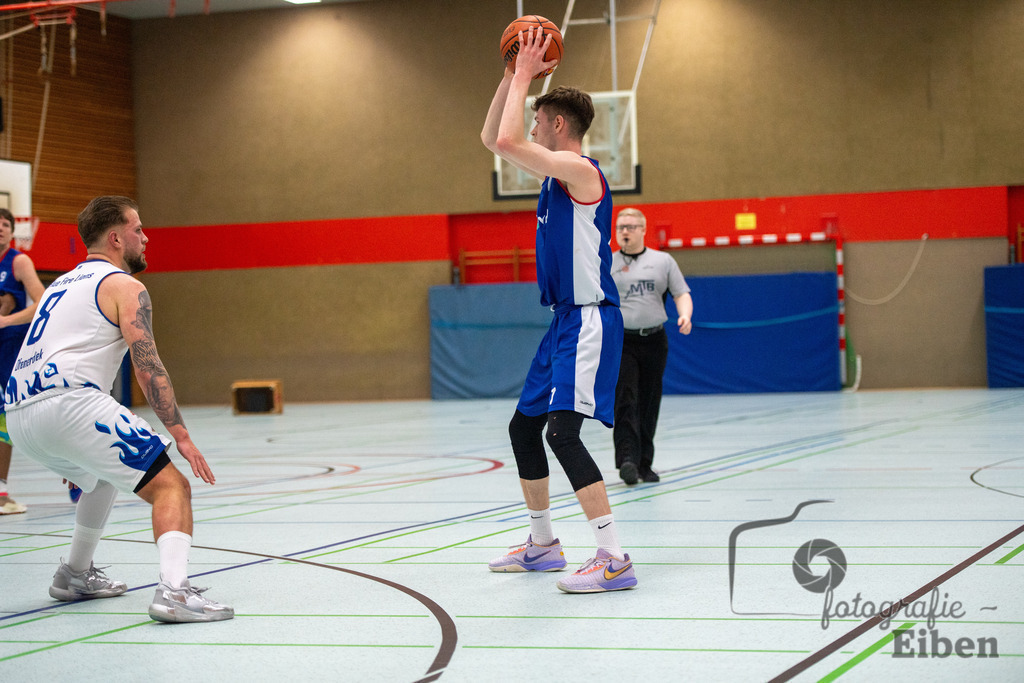 SV Ofenerdiek-TuS Ofen | SV Ofenerdiek (weiß)-TuS Ofen (blau) am 18.02.2024 in Ofenerdiek (Sporthalle Lagerstraße), Deutschland, Photo: Philip Eiben 2023 - Realisiert mit Pictrs.com