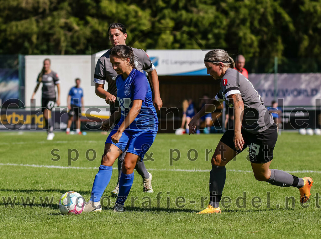 2023-09-09_089_FC_Langengeisling_gegen_TV_1864_Altoetting | Erding, Deutschland, 09.09.2023:
Fußball, Bezirksoberliga 2023 / 2024, 2. Spieltag, FC Langengeisling gegen TV 1864 Altötting, Endergebnis: 2:3

Julia John (FC Langengeisling, #10), Eva Steinbach (TV 1864 Altötting, #19)

Foto: Christian Riedel / fotografie-riedel.net