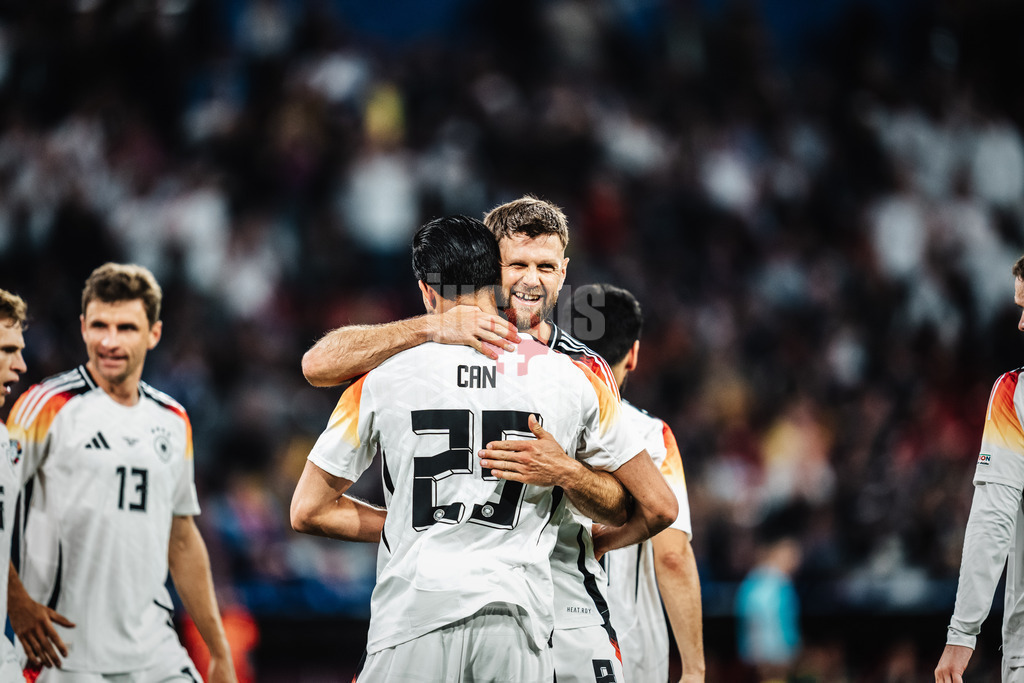 Fußball | Herren | UEFA-Fußball-Europameisterschaft 2024 | MD1 | Gruppe A | Deutschland vs. Schottland | 14.06.2024 | Emre Can (#25, Deutschland) links wird umarmt von Niclas Füllkrug (#9, Deutschland) nach seinem Treffer