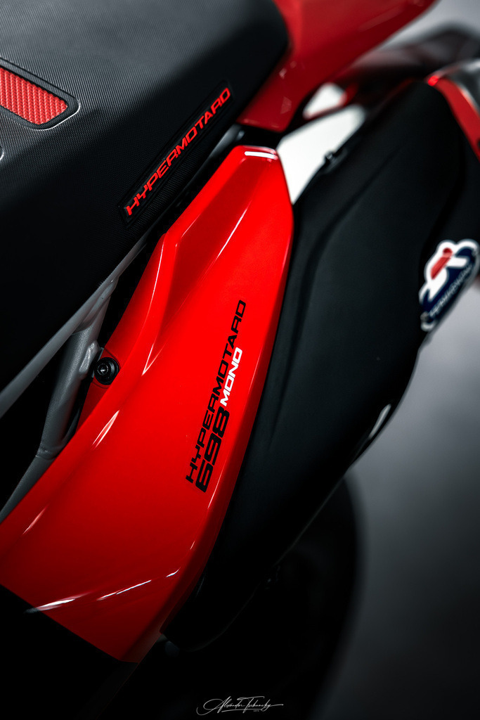 Hypermotard 698 Mono | Entdecken Sie die faszinierende Welt von Alexander Tschuncky Arts: Kreative Fotografie, atemberaubende Automobilkunst und hochwertiger Bilderdruck. Lassen Sie sich inspirieren! - Realisiert mit Pictrs.com