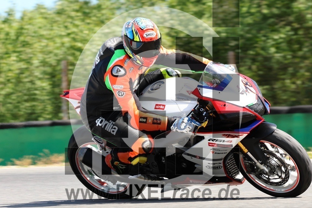 0078-20240617_11789 | Schöne Erinnerungen an spannende Momente - das festzuhalten ist unser Job. PIXELrace.de ist seit 2003 auf den Rennstrecken Europas unterwegs um die Action draußen beim Fahren und die wunderbare Stimmung imm Fahrerlager für euch einzufangen.