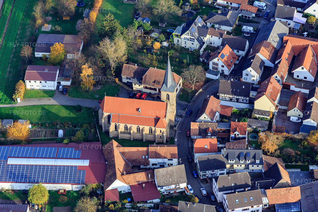 Luftbild: Kath. Kirche und Weingut Thomas Schaurer im Ortsteil Ingenheim in Billigheim-Ingenheim im Bundesland Rheinland-Pfalz in Deutschland. Foto: IMG_085189.jpg vom 08.11.2015 durch Werner Riehm/FLY-FOTO.de