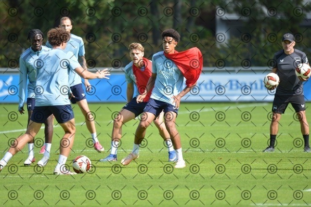 RGE_0417 | Hertha BSC, 2.Bundesliga, Herren, Fußball, Training auf dem Schenckendorffplatz, Dienstag 15.09. 2026, Saison 2026/27, in der Mitte Marton Dardai ( Hertha BSC ),  Fotograf: Ralf Gebhardt - Realisiert mit Pictrs.com