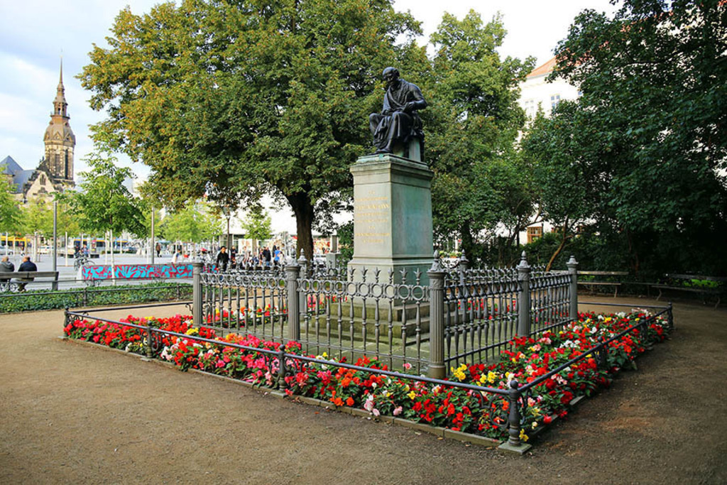 Foto: Leipzig - Hahnemann-Denkmal - Blick zum Richard-Wagner-Platz | Das Team hinter BILDLEXIKON LEIPZIG bündelt historische wie aktuelle Informationen über die Stadt Leipzig in Text und Bild auf einer Plattform und stellt diese der interessierten Öffentlichkeit zur Verfügung.